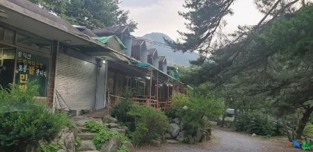 Jecheon Gomuseorisan Lodge Pension Отели рядом с достопримечательностью «Woraksan»