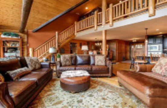 Hemlock Haven: Luxury Log Retreat w/ Sauna, Saloon & Blue Ridge Views