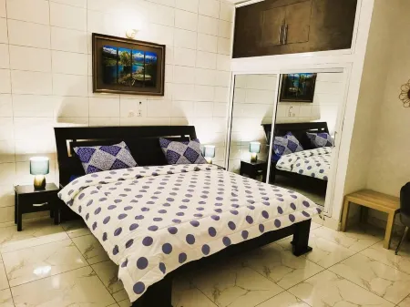 Chic, moderately furnished apartment close to shops.