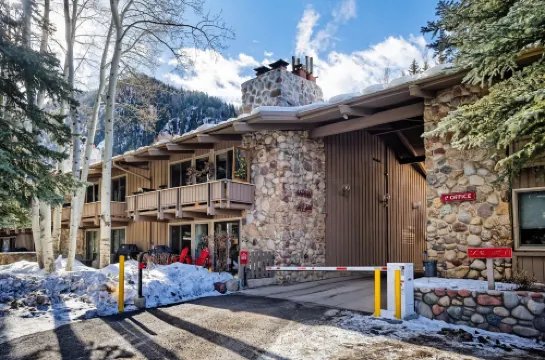 Comfortable & Modern 2 Bedroom Apartments - Right on the Slopes!