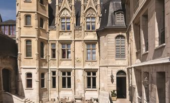 Hotel de Bourgtheroulde, Autograph Collection