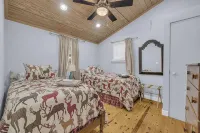 Charming 2-bedroom cabin in beautiful Mountain Rest on Lake Becky