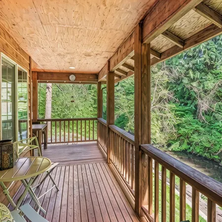 Rocky River is a Spacious 5-bedroom house in wonderful Longview with WiFi, AC