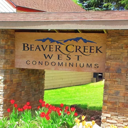 Luxury Condo w/ FREE WiFi, Parking, Heated Pool, Hot Tubs, Skier Shuttles