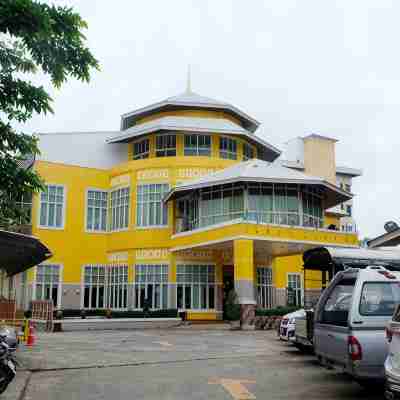 Grand Hill Resort and Spa Hotel Exterior