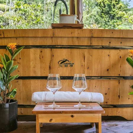 Volcano Tea House Cottage - Spa Bath, Hot Tub, and Fireplace with Japanese Decor