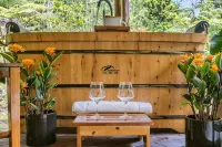 Volcano Tea House Cottage - Spa Bath, Hot Tub, and Fireplace with Japanese Decor