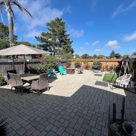 Charming Coastal Getaway!3 Bed 2 Bath with 3 Private Yards. Clean. Dog Friendly.