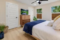 Sapphire Gem - In Downtown Georgetown