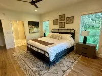 Lake House Gem: Cozy Waterfront Escape Hotels in Camp County