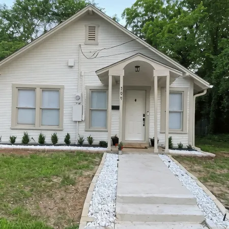 Tyler's Texas Rose, a beautiful 2BR/1BA house with back yard
