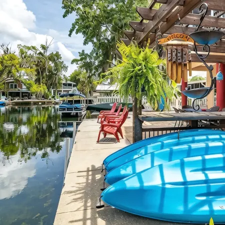 Bigfoot Bungalow -Enjoy being directly on the clear waters of Weeki Wachee River