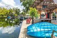 Bigfoot Bungalow -Enjoy being directly on the clear waters of Weeki Wachee River