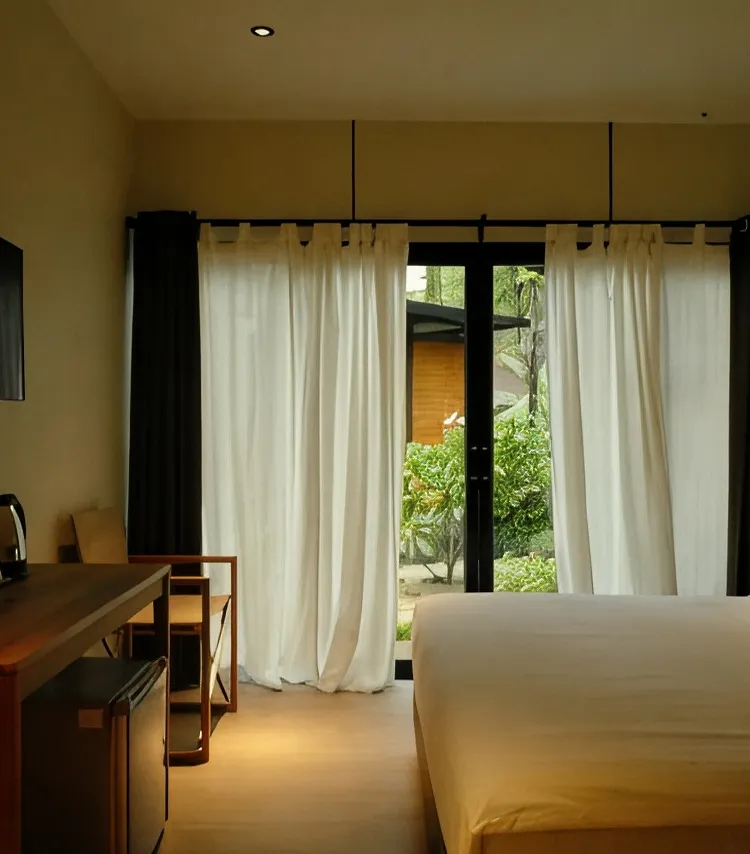 ห้องเตียงใหญ่พร้อมโซฟาเบดและวิวสวน
