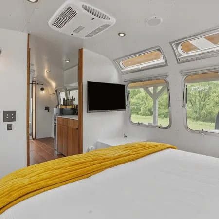 Luxury Airstream Glamping Unit 1 of 6, On-Site Hiking, Private Hot Tub and Sauna