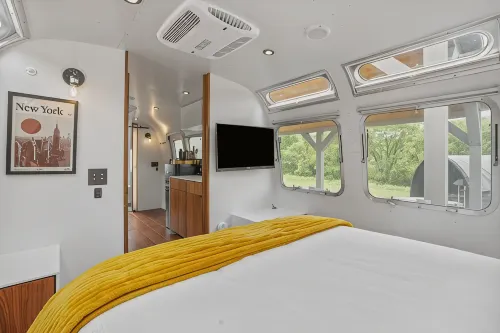 Luxury Airstream Glamping Unit 1 of 6, On-Site Hiking, Private Hot Tub and Sauna