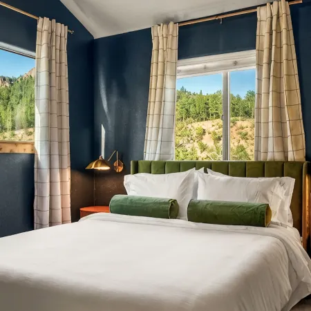 Downtown Bailey Mountain Escape with Sauna, Hot tub and Designated Game Room