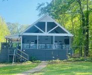 Our Happy Place with a view on Lake Sinclair - 3-Star