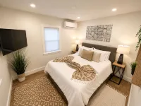 Entire cottage, walk to/from ferry & downtown, newly renovated, parking on site