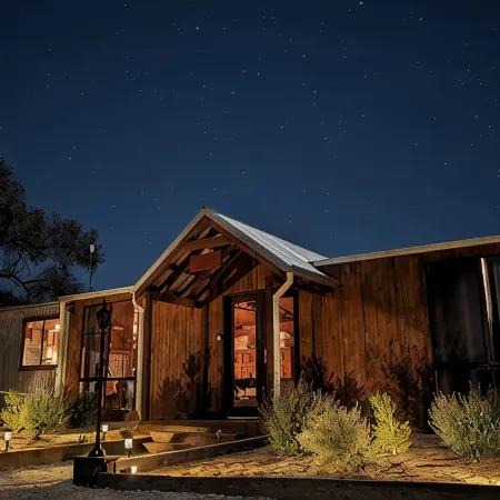 Sunstone - Awesome views in our modern and rustic off-grid eco 2 bed cabin!