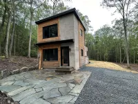 Secluded modern cabin with hot tub Hotels in Highland
