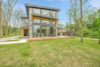 The Modern Glass Haus - Main St - DT Port Sanilac, walkable, hot tub open!