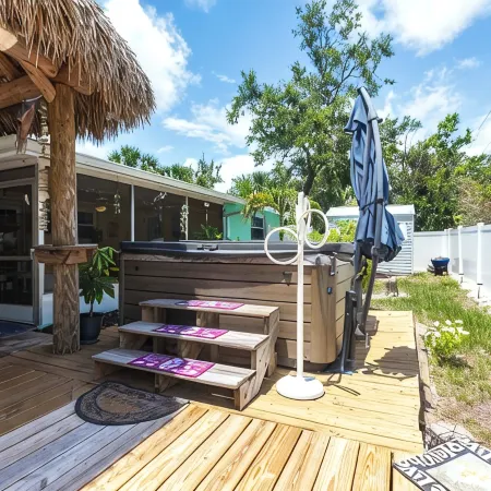 2-bedroom house with a beautiful Tiki Hut Hot Tub in the Shark Tooth Capital USA