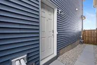 Modern & Cozy 1 Bedroom Suite in SouthWest Calgary - Free Parking + Fast Wifi - บังกะโล