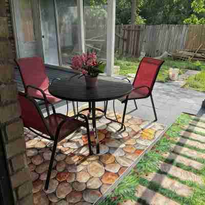 Charming 4-bedroom house with WiFi and AC in delightful San Antonio Hotel Exterior