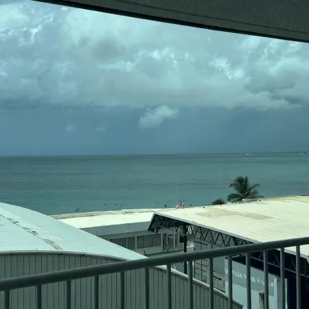 Deja Blue Beachfront Apartment