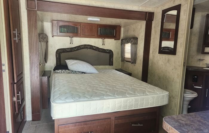 Camper sleeps 4 Located at Lake Cumberland State Park Entrance. Boat Ramp 3min