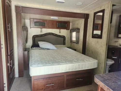 Camper sleeps 4 Located at Lake Cumberland State Park Entrance. Boat Ramp 3min - Wi-Fi