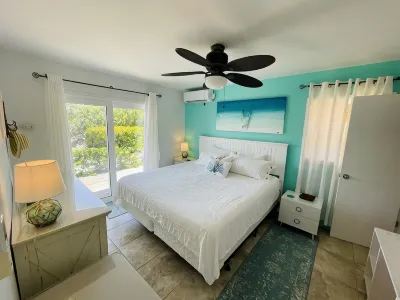 Fair Winds: Tropical Beach House, Stunning Ocean View, Pool, Steps to the Beach! のホテル