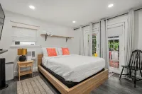 Experience Massapequa charm near Roosevelt Field Mall, 15 Mins to Jones Beach - Wifi