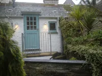 Two Bedroom Loft Apartment Overlooking St Fimbarrus Church & Its Grounds Hotels in Fowey
