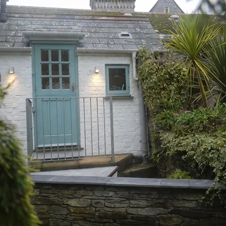 Two Bedroom Loft Apartment Overlooking St Fimbarrus Church & Its Grounds