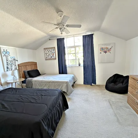 New! 4-bedroom/Pool/Jacuzzi/ PGA Top Golf Course