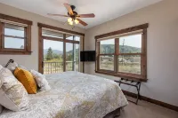 Private Hot Tub, Walk to Main St, Close to Ski Resorts, Incredible Views