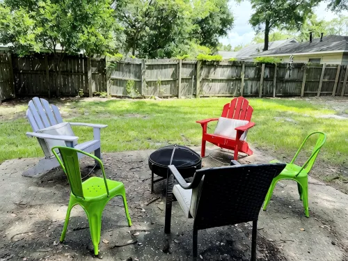 Brightside Bungalow - Minutes from beach, 3 full baths, and a comfy patio! - Bungalows