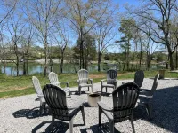 Lakeshore Modern!  Lake Front with Platform Dock and 2 Kayaks, Firepit and Views - 무료 와이파이