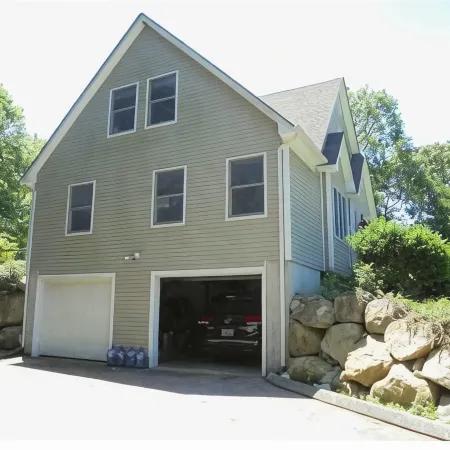 3 Br Retreat 1 Mile to Westerly Beaches!1 Bed King, 3 Queen Beds& Pull Out Sofa