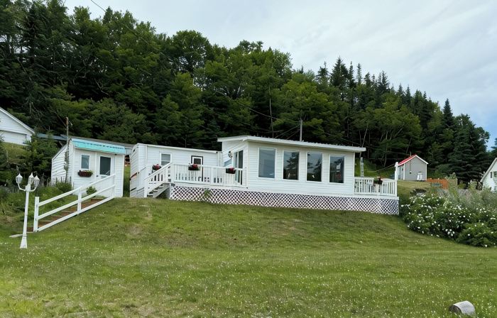 Tide’s Edge Escape: Cozy 2-Bed Cottage/Camper with Sea Views