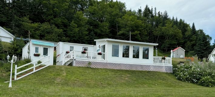 Tide’s Edge Escape: Cozy 2-Bed Cottage/Camper with Sea Views Hotels in Saint John County