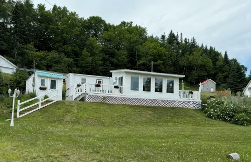 Tide’s Edge Escape: Cozy 2-Bed Cottage/Camper with Sea Views