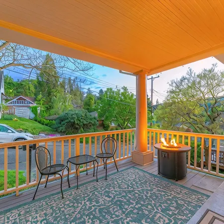 5 min walk to downtown! Newly renovated with original hardwoods and clawfoot tub
