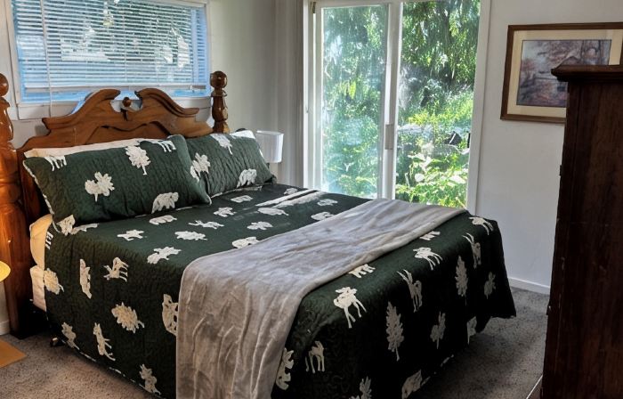 Cozy retreat near Sandpoint, Idaho. Close to Downtown, the lake and skiing.