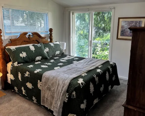 Cozy retreat near Sandpoint, Idaho. Close to Downtown, the lake and skiing. Hotels in Ponderay