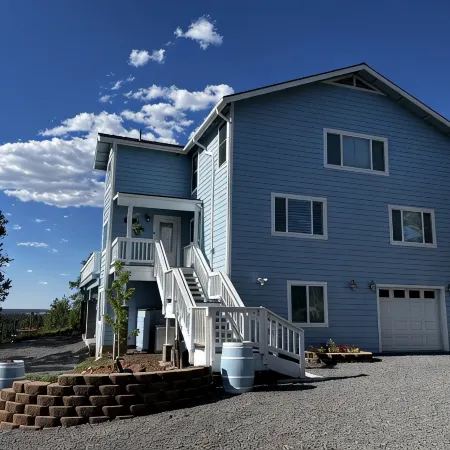 Luxury 6-bedroom home with View, Arcade Table, Fire table, Jet tubs, Deck, Wi-Fi