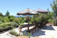 Large Country Home with Views - Spa Pool, Swimming Pool, Firepit, Games Room Hotels in 