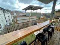 Stylish Downtown Gem • Hot Tub • Custom Bunkroom • Walk Everywhere, Relax, Enjoy - 4 stjerner
